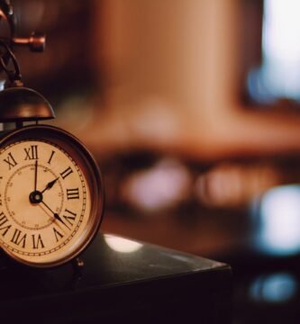 ¿Cuándo cambiar la hora en un reloj?